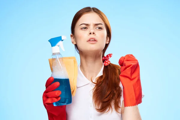 Limpieza profesional señora limpieza suministros trabajo fondo azul — Foto de Stock