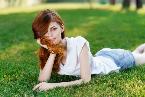 Fröhliche Frau liegt auf dem Gras Frischluftpark Freizeit Lifestyle Freiheit — Stockfoto