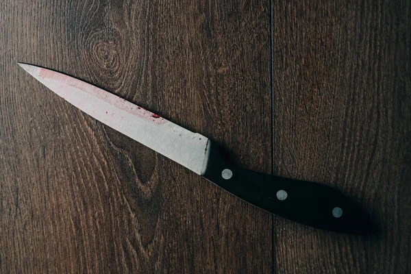 Knife on a wooden table close-up kitchen background image — Stock Photo, Image