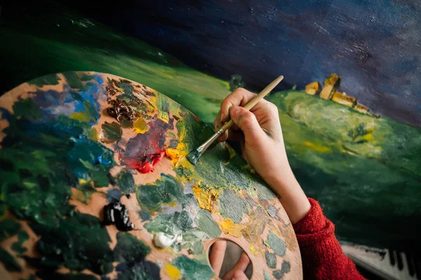 페인트 미술가 이젤 팔레트밝은 색상으로 그림을 그리는 여성 — 스톡 사진
