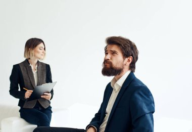 İş görüşmesi için adam işe kadın işe alma işi özgeçmişi