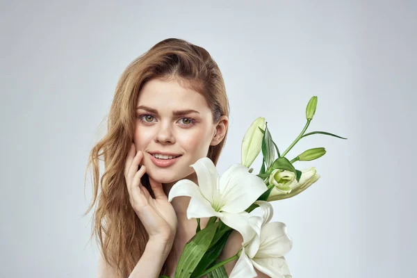 Dziewczyna z kwiaty przycięte widok portret zbliżenie wiosna gołe ramiona jasne skóra makijaż — Zdjęcie stockowe