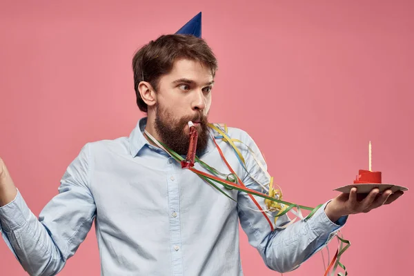 Barbudo hombre con pastel en rosa fondo emociones recortado ver — Foto de Stock