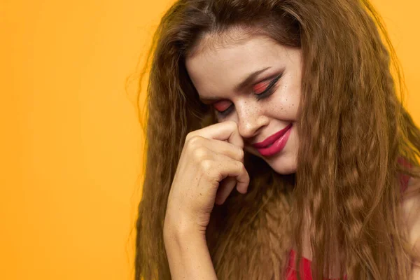 Emotionale Frau welliges Haar hell Make-up Lebensstil gelb Hintergrund — Stockfoto
