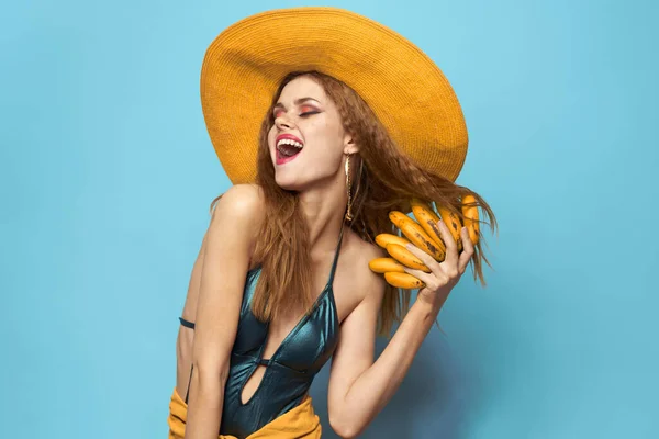 Kvinna i baddräkt hatt exotiska frukter sommar kul blå bakgrund — Stockfoto