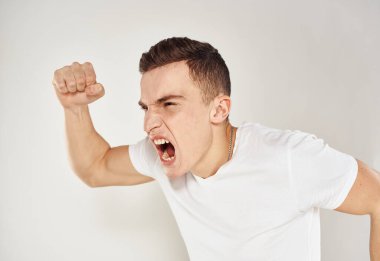 Duygusallık, erkek asabiyeti, ağzı açık sırıtış, kesikli bakış açısı.