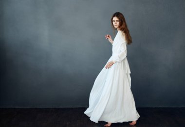 Beyaz elbiseli kadın gri arka planda kızıl saç modeli romantizm kopyalama alanı