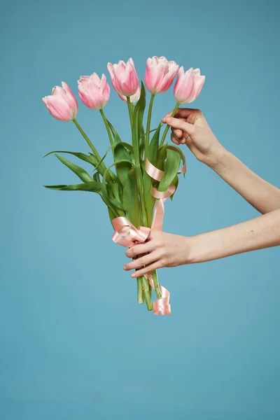 Букет красивих квітів подарунок жіночий день стиль життя — стокове фото