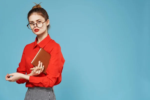 Mulher elegante vestindo óculos vermelho camisa secretário notepad Estúdio — Fotografia de Stock