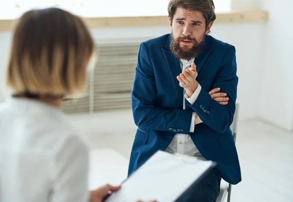 Homem emocional na recepção de uma consulta de psicólogo diagnóstico do tratamento do problema — Fotografia de Stock