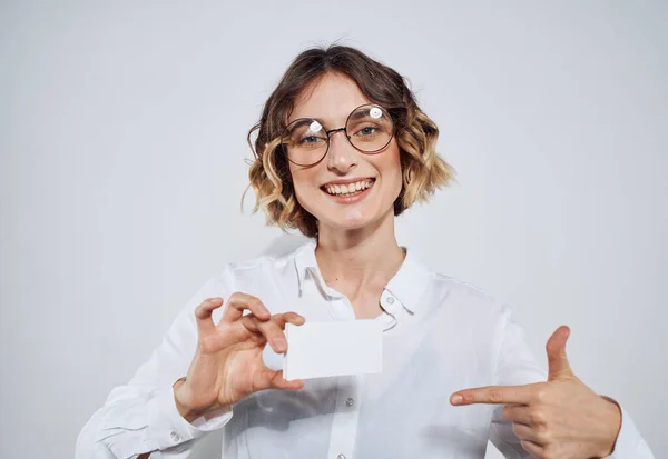Vacker kvinna i glasögon och visitkort gest med händerna mockup Kopiera utrymme — Stockfoto