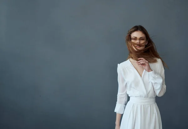 白いドレスの女性美しい髪型魅力と高級クロップビューグレーの背景 — ストック写真