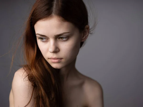 Женщина голые плечи серый фон свободные волосы модели обрезанный вид — стоковое фото