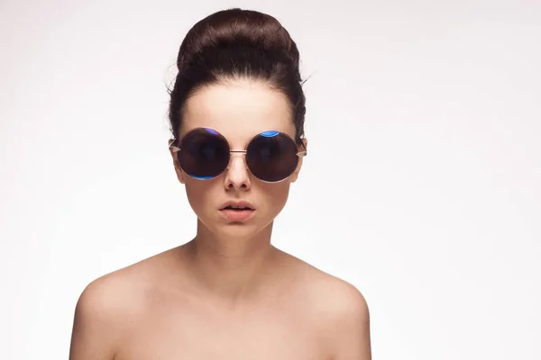 Vacker kvinna nakna axlar mode glasögon studio lyx — Stockfoto