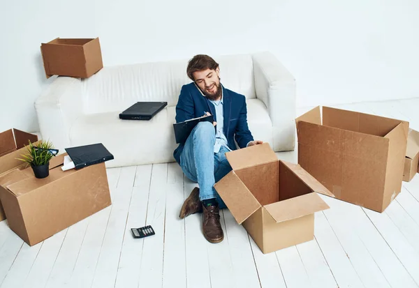 Επιχειρηματίας κοντά σε κουτιά με πράγματα ξεπακετάρισμα κινείται σε μια νέα τοποθεσία γραφείο επίσημο τρόπο ζωής — Φωτογραφία Αρχείου