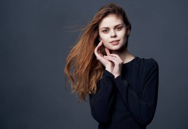 Güzel zarif kadın saçı cazibeli koyu arkaplan