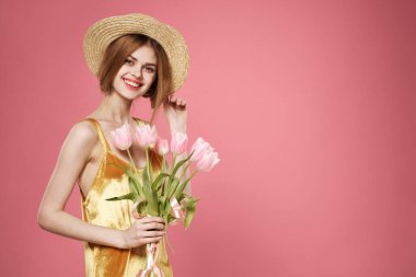 Elbise giymiş bir kadın tatil, pembe arka plan eğlence stüdyosu