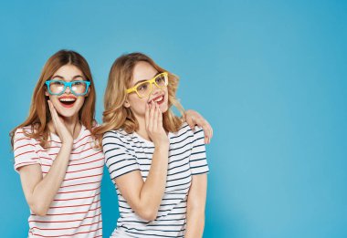 Çizgili tişörtlü iki kadın duygu iletişimi keyifli arkadaşlık 