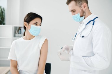 Hastanedeki hastaya covid-19 aşısı salgını enjekte ediliyor.