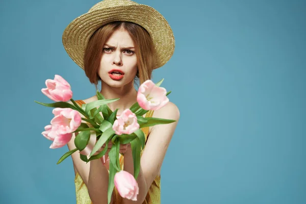 Mulher emocional em vestido dourado e buquê de flores desprazer corte vista — Fotografia de Stock