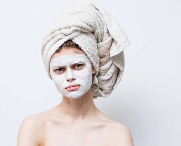 Wanita cantik dengan handuk di kepala emosi telanjang bahu dan topeng di wajah — Stok Foto