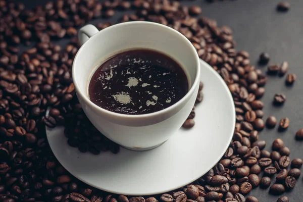 Kawa ziarna napój aromat i biały spodek kubek szary tło — Zdjęcie stockowe