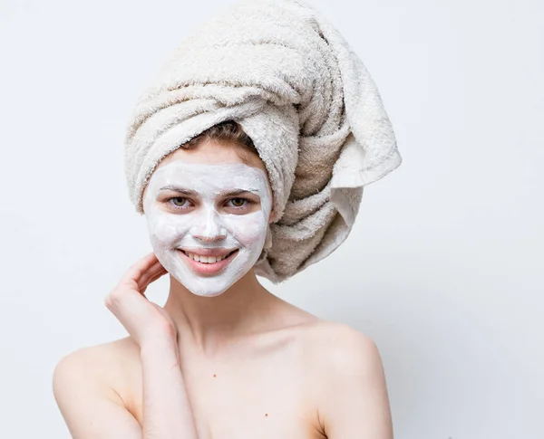 Nő maszk ellen fekete pontok az arcán érzelmek egy törülköző a fején tiszta bőr — Stock Fotó
