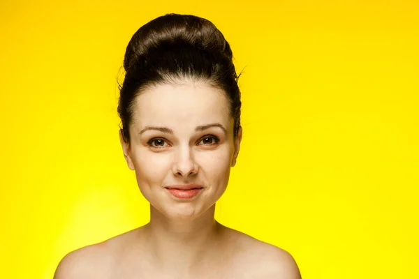 Όμορφη γυναίκα γυμνοί ώμοι χαμόγελο καθαρό δέρμα κίτρινο φόντο — Φωτογραφία Αρχείου