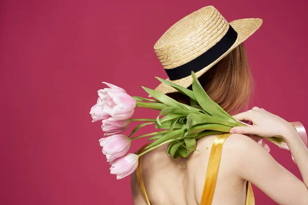 Vacker kvinna med en bukett blommor en gåva som en elegant stil livsstil — Stockfoto