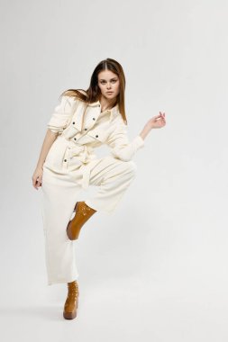 Diz kapağı açık, takım elbiseli güzel bir kadın.