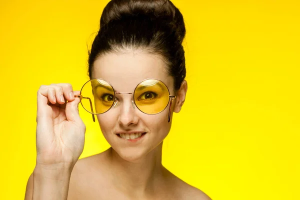 Женщина голые плечи желтые очки моды гламур — стоковое фото