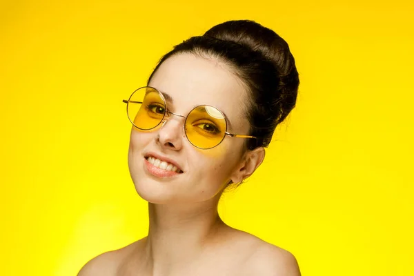 Donna spalle nude occhiali gialli moda glamour — Foto Stock