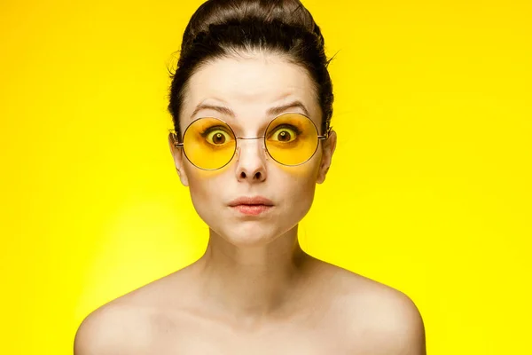 Привлекательные брюнетки желтые очки голые плечи студии — стоковое фото