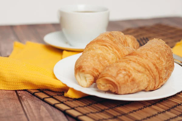 Croissant im Teller auf dem Tisch Geschirr Frühstücksmahlzeit — Stockfoto
