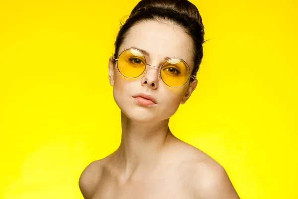 Esmer, çıplak omuzlu, sarı gözlüklü, açık tenli. — Stok fotoğraf