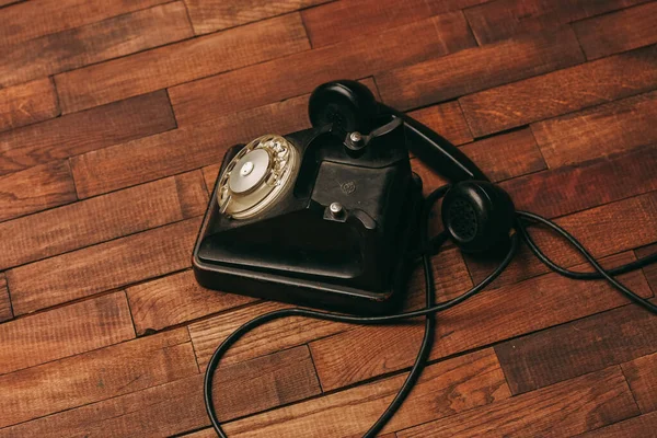 Tecnologia de telefone comunicação antiga nostalgia piso de madeira — Fotografia de Stock