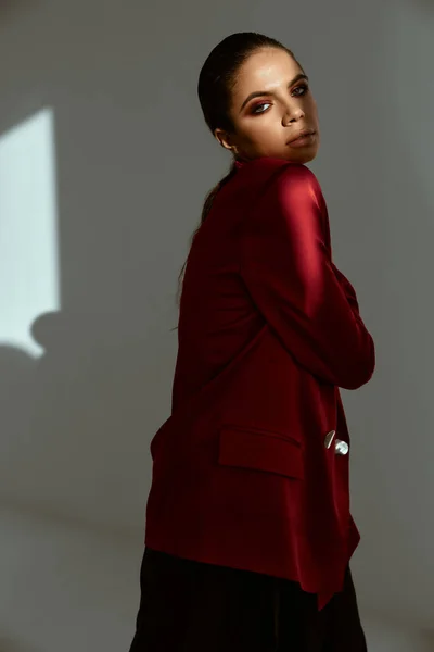 Bonita mulher em vermelho jaqueta moda estúdio luz fundo — Fotografia de Stock