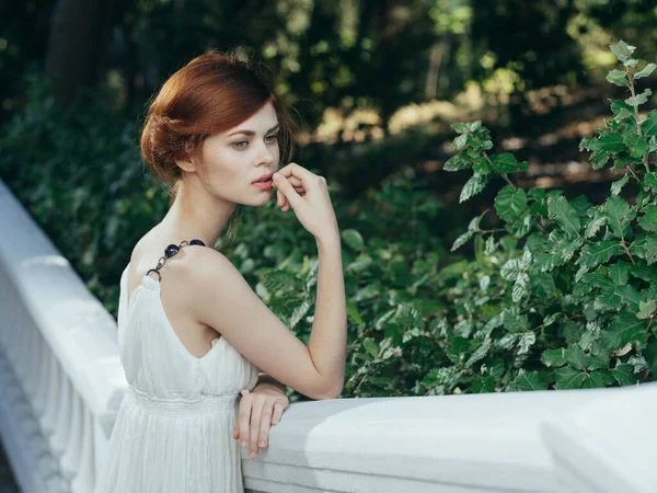 Γυναίκα σε λευκό φόρεμα ελκυστική εμφάνιση πράσινα φύλλα αίγλη φύση — Φωτογραφία Αρχείου