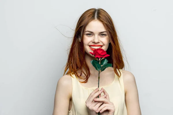 Mulher atraente com flor rosa charme sorriso estilo de vida — Fotografia de Stock