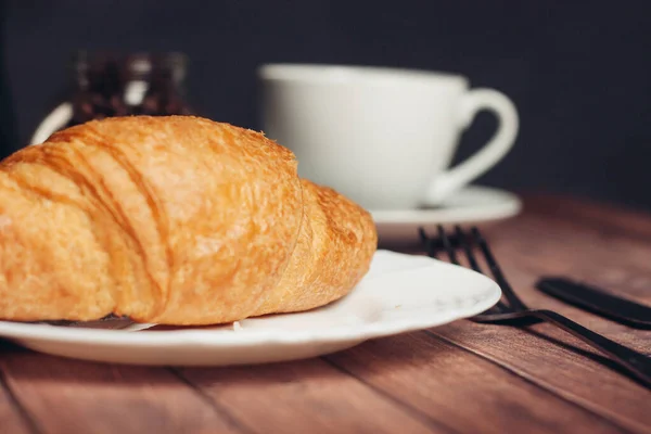 Knusprige Croissants auf einem Teller Küchenutensilien zum Frühstück — Stockfoto