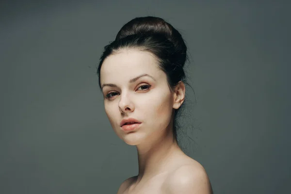 Hermosa morena con peinado de moda hombros desnudos piel clara cosmetología —  Fotos de Stock