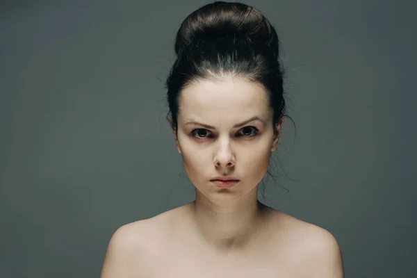 Эмоциональная женщина чистая кожа косметология прическа серого фона модели — стоковое фото