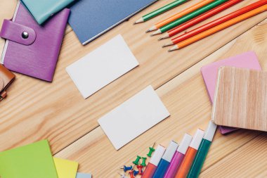 Kartvizitler renkli kalemler çalışma masası kırtasiyesi üst görünümü