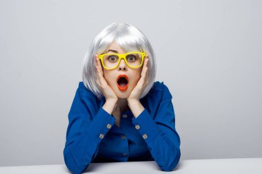 Sarı gözlüklü kadın el ele tutuşuyor. Duygular kırmızı dudaklar izole edilmiş.