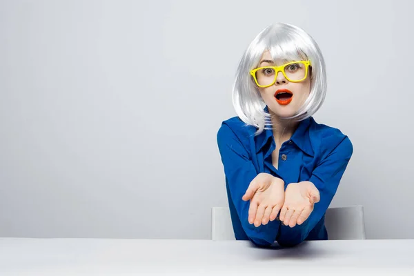 Atractiva mujer en peluca blanca gafas amarillas labios rojos camisa azul — Foto de Stock