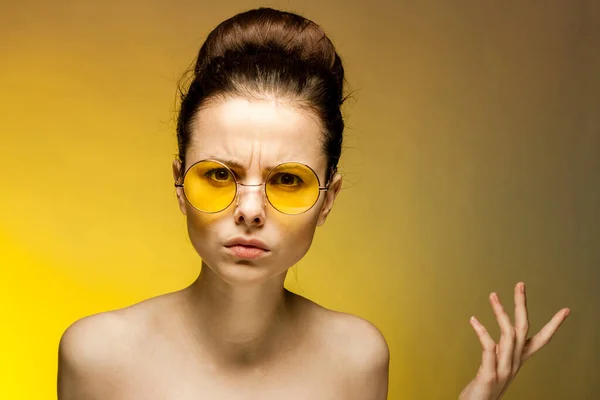Pretty woman naked shoulders yellow glasses fashion emotions charm — Stock Photo, Image