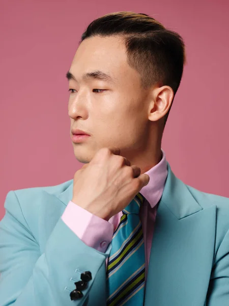 Hombre asiático apariencia auto confianza recortado ver rosa fondo mujer de negocios —  Fotos de Stock