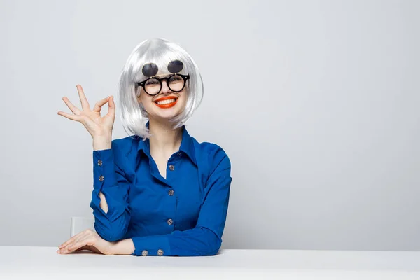 Mujer en peluca blanca gafas de sol moda modelo de estilo elegante — Foto de Stock