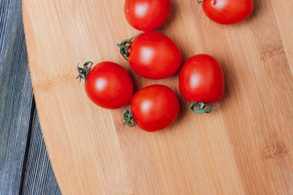 Pasta tomates cherry cocina cocina comida mesa de madera — Foto de Stock