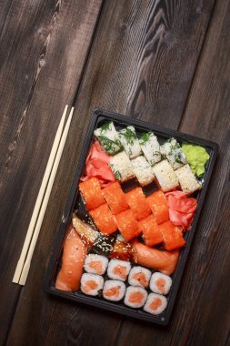 Çubuklu suşi, Asya mutfağını sarıyor ahşap masa zencefilli wasabi.